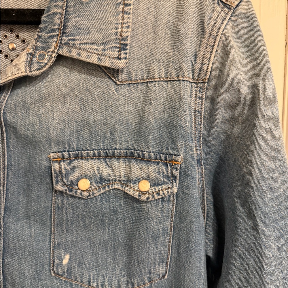 Yellowstone X Lucky Brand Light Blue Women’s Denim Shirt. Size XL - Picture 3 of 5